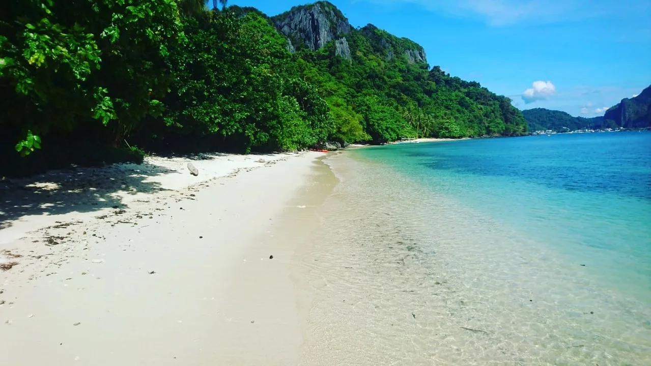 White sand and turquoise water at Paradise Beach, El Nido